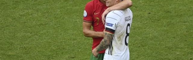 开云体育下载-克罗斯透露与C罗对话内容：我希望葡萄牙出线