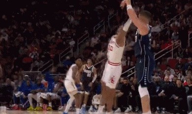 开云-来就是成串！克莱外线连中两记三分球帮助球队追分