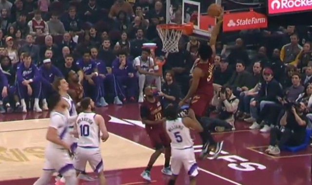 开云APP-上来先扣一个！阿伦高高跃起抢断 随后快下接加兰抛传空接暴扣